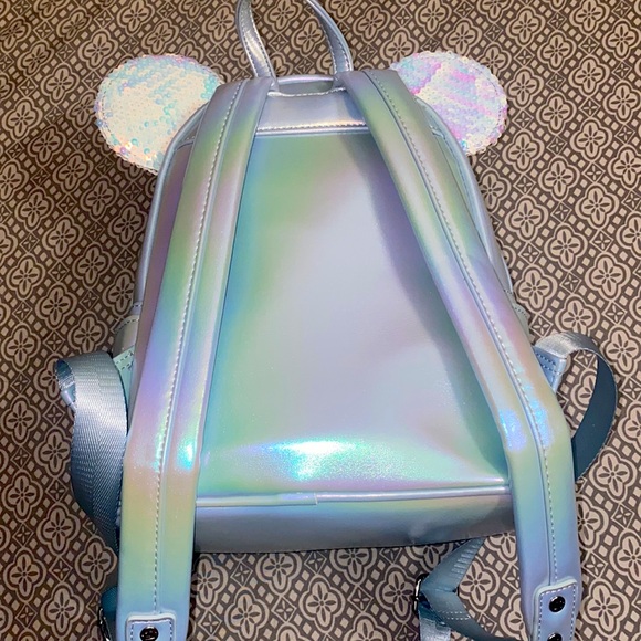Exclusive blue Minnie Iridescent backpack! - Picture 4 of 6